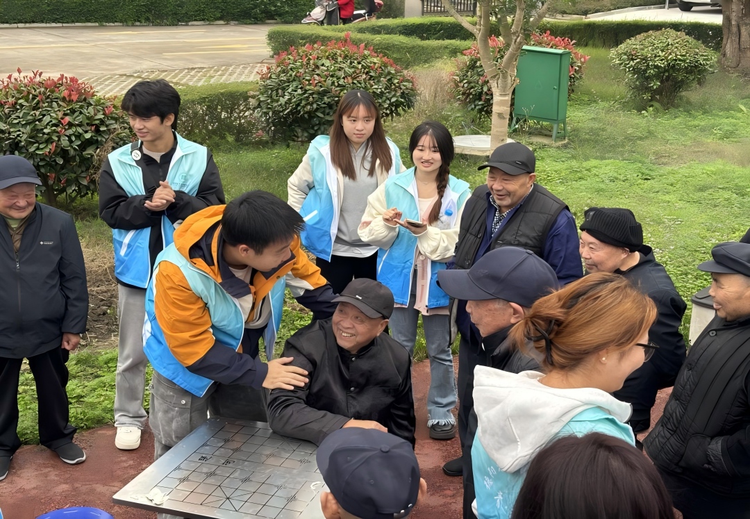 重阳敬老正当时！德阳农科院艺体学子赴罗江养老服务中心传递青春温度 loading=