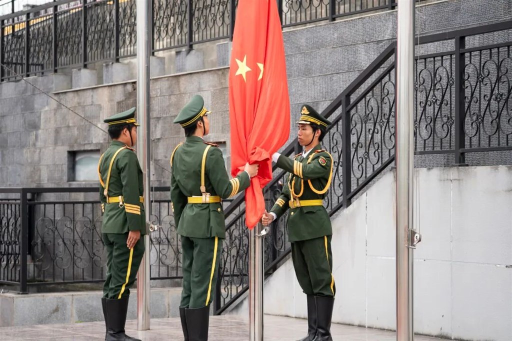 昂首出征，奔赴新程！德阳农业科技职业学院2026级新生军训热血收官！ loading=