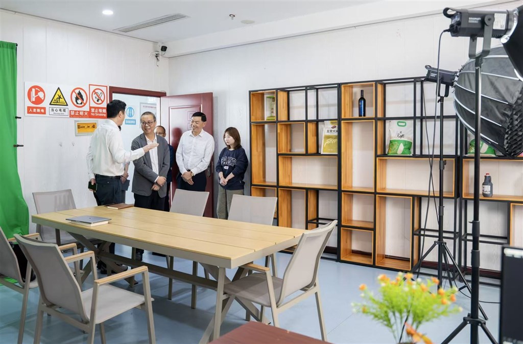 德阳市罗江区委常委、统战部部长吴振华到我校调研校地合作工作 loading=